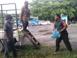 Sering Digunakan Sebagai Tempat Acara, Babinsa Air Raja Bersama Warga Bersihkan Kawasan Terminal Sei Carang