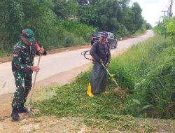 Ciptakan Suasana Bersih, Babinsa Kelurahan Batu IX Lakukan Gotong Royong