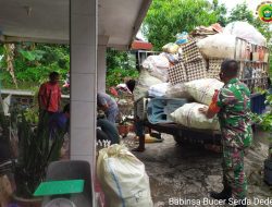 Babinsa Bukit Cermin Bantu Warga Memilah Sampah