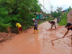 Guyuran Curah Hujan, Babinsa Senggarang Bersihkan Genangan Lumpur