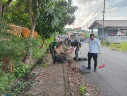 Babinsa TAS Bersama Warga Lakukan Gotong Royong