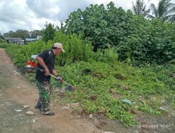 Ciptakan Lingkungan Bersih, Serda Chrestian Maslebu Lakukan Gotong Royong