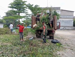 Bersama Warga, Serda Dede Sugianto Bersihkan Puing Pepohonan