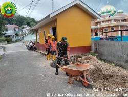 Babinsa Tanjungpinang Timur Bantu Pembangunan Posyandu Rajawali