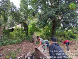 Lakukan Gotong Royong Bersama, Babinsa Desa Mantang 02 Bintim Himbau Tidak Buang Sampah Sembarang