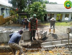 Babinsa Toapaya Selatan Bantu Pembuatan Parit