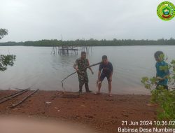 Babinsa Numbing 02 Bintim Bersihkan Wajah Pantai