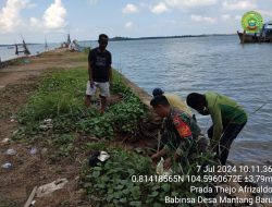 Koramil 02 Bintim, Babinsa Desa Mantang Baru Lakukan Gotong Royong