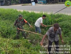 Koramil 02 Bintim, Serda Eko Sarjono Bersihkan Selokan Parit Bersama Warga