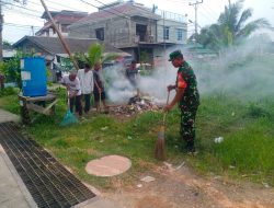 Bersihkan Lingkungan, Sertu Nurdin Kama Lakukan Gotong Royong