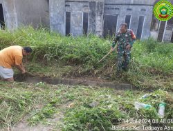 Babinsa Toapaya Asri Koramil 02 Bintim Lakukan Gotong Royong