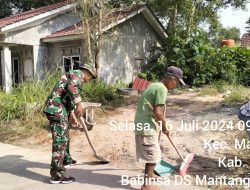 Bersama Warga, Babinsa Mantang Besar Koramil 02 Bintim Bersihkan Tumpukan Pasir