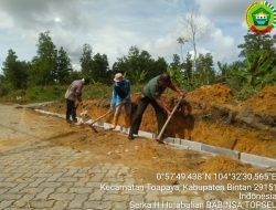 Babinsa Toapaya Selatan Koramil 02 Bintim Gotong Royong Bersama