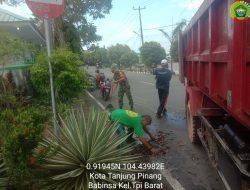 Mencegah Terjadinya Banjir, Serka M Aripin Lakukan Goro