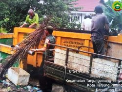 Bersama Warga, Serda Handi Rustanto Bersihkan Bak Sampah