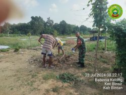 Babinsa Desa Kelong Koramil 02 Bintim Lakukan Komsos