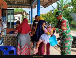 Bersama Bhabinkamtibmas, Sertu Supriyadi Pantau Pekan Imunisasi Nasional