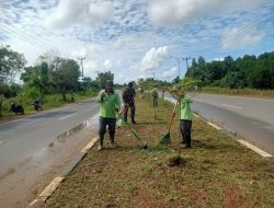 Jaga Jalan Tetap Bersih, Babinsa Sei Jang Bersama Tim Kebersihan Bersihkan Sampah