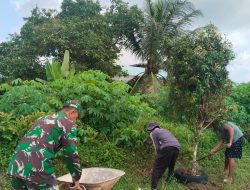 Serda Sukiman Bersihkan Rumput Sekitar Jalan Ir Sutami