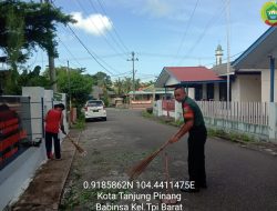 Babinsa Tanjungpinang Barat Bantu Pembersihan Sisi Jalan