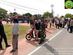 Tiga Personil Koramil 02 Bintim Ikut Serta Membagikan Bendera Merah Putih