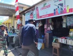 Jelang HUT RI, Babinsa Senggarang Berikan Himbauan Pemasangan Bendera Merah Putih