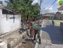 Babinsa Penyengat Bantu Pembuatan Taman Jalan