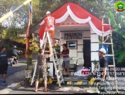 Babinsa Melayu Kota Piring Pantau Pemasangan Bendera Merah Putih