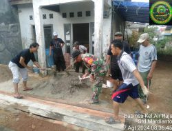 Babinsa Air Raja Bantu Warga Pembuatan Jembatan