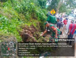 Sambut HUT Kemerdekaan, Babinsa Kemboja Gotong Royong Bersama