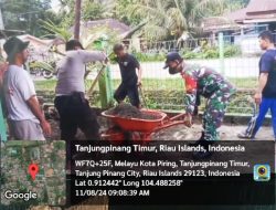 Gotong Royong, Babinsa Melayu Kota Piring Ajak Jaga Lingkungan