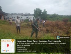 Babinsa Kijang Kota Koramil 02 Bintim Bantu Bersikan Lapangan