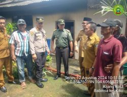 Babinsa Kijang Kota Koramil 02 Bintim Bantu Evakuasi Kebakaran Rumah