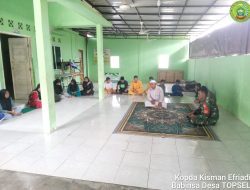 Babinsa Toapaya Selatan Koramil Bintim Serahkan Bantuan Jumat Berkah