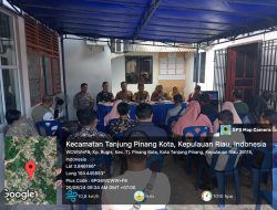 Babinsa Kampung Bugis Ikuti Pengambilan SK RT RW