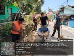 Serda Sukiman Bantu Warga Bersihkan Sisi Jalan