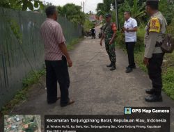 Mengganggu Aktivitas, Babinsa Tanjungpinang Barat Mengecek Kabel Wifi