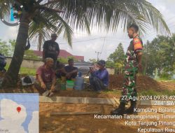 Babinsa Kampung Bulang Monitoring Pekerjaan Jalan