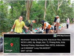 Babinsa Kampung Bugis Gotong Bersama Warga Sekitar