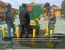 Bersama Warga, Babinsa Penyengat Mengecat Tugu TMMD