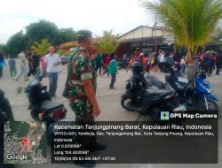 Babinsa Kemboja Monitoring Gerak Jalan Santai Hingga Penyerahan Sembako