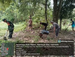 Bersama Warga, Babinsa Tanjungpinang Timur Lakukan Gotong Royong