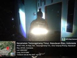 Babinsa Air Raja Bantu Warga Terdampak Angin Kencang