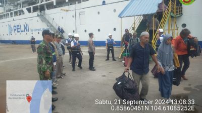 Babinsa Kijang Kota Koramil 02 Bintim Pantau Kedatangan KM Bukit Raya