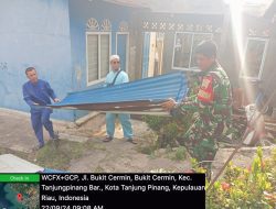 Babinsa Bukit Cermin Gotong royong Bantu Bersihkan Puing Sisa Bangunan