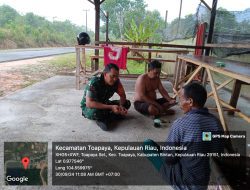 Babinsa Toapaya Selatan Koramil 02 Bintim Komsos Denga Kelompok Tani