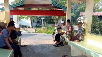 Komsos Dengan Tukang Ojek, Babinsa Kampung Bugis Ajak Jaga Keselamatan